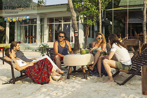 Thailand,  Koh Phangan,  Freunde haben Spaß in einem Cafe am Strand