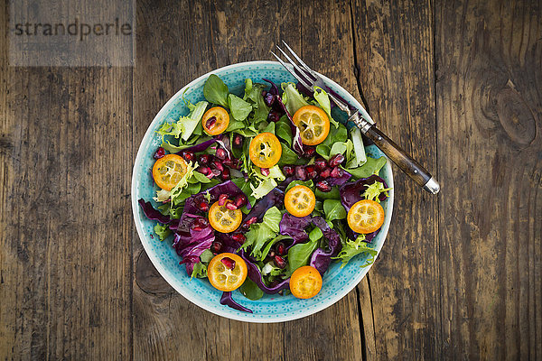 Gemischter Salat mit Kumquat,  Rotkohl und Granatapfelsamen