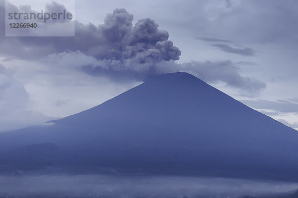 Indonesien,  Bali,  Vulkan Agung am Morgen
