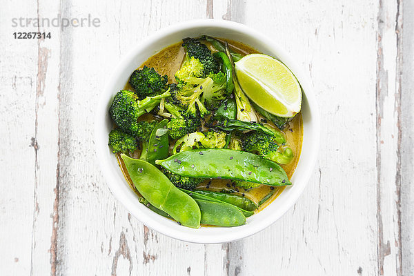 Grünes Thai-Curry mit Brokkoli,  Pak Choi,  Zuckerschoten,  Babyspinat,  Limette und Reis