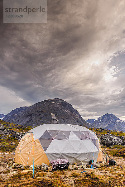 Zelt aufgestellt im Tasermiut Fjord,  Narsaq,  Vestgronland,  Grönland