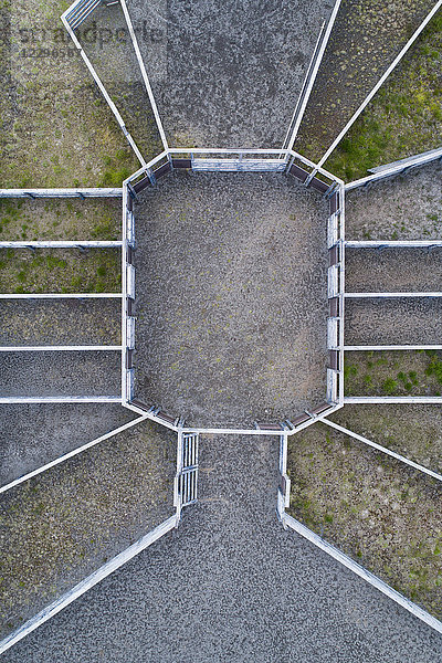 Drohnenansicht der gebauten Struktur auf dem Feld,  Highlands,  Island