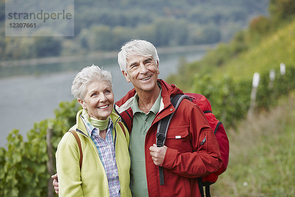 Deutschland,  Rheingau,  glückliches Seniorenpaar beim Wandern