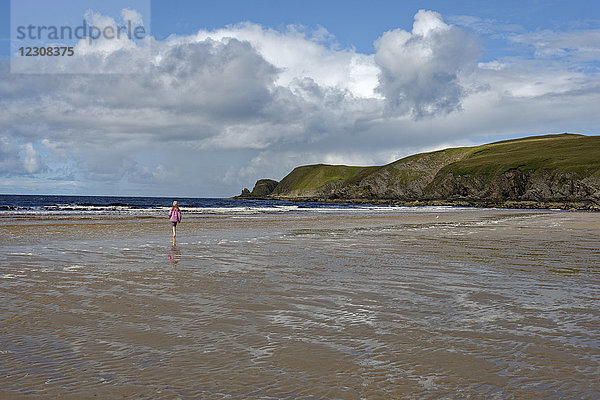 Vereinigtes Königreich,  Schottland,  Highland,  Sutherland,  Bettyhill,  Girl walking at beach