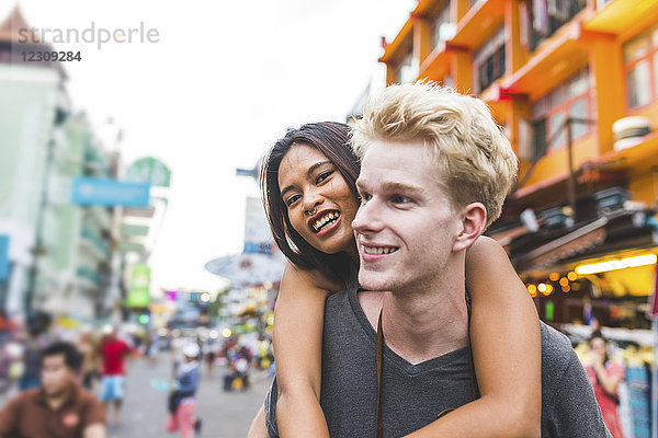 Thailand,  Bangkok,  Khao San Road,  Porträt glücklicher Freunde