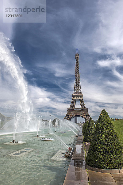 Frankreich,  Ile de France,  Paris,  16. Bezirk,  der Eiffelturm und die Springbrunnen in den Trocadero-Gärten