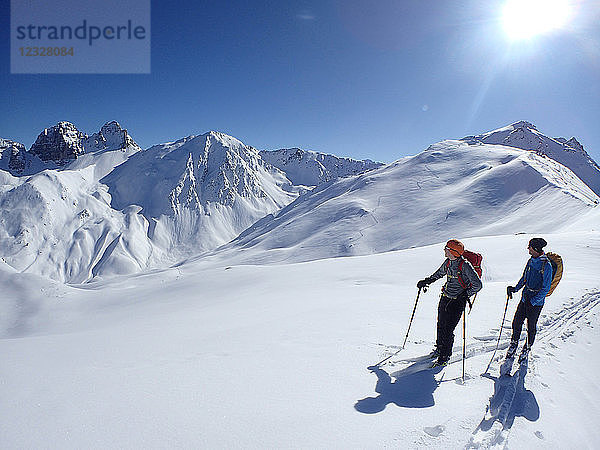 Österreich,  Tirol,  Sellraintal,  2 Männer auf Langlaufskiern posieren im Neuschnee auf dem Schafkogelpass vor dem Kalkögelgebirge