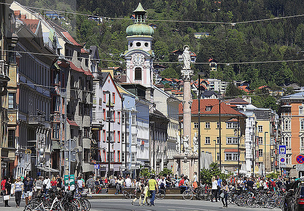 Österreich,  Tirol,  Innsbruck,  Maria-Theresien-Straße,  Menschen,  St. Anna-Säule