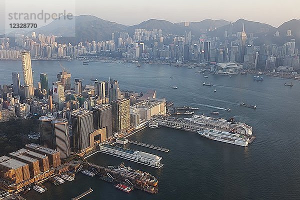 China, Hongkong, Kowloon, Kowloon Skyline und Ocean Terminal