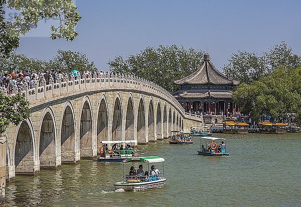 China,  Beijin City,  Der Sommerpalast,  Kunming-See. Siebzehn-Bogen-Brücke