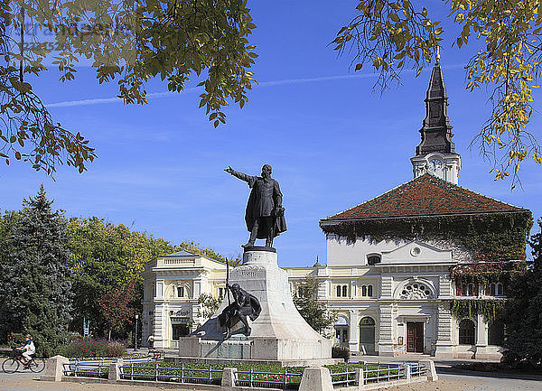 Ungarn,  Kecskemet,  Lajos-Kossuth-Statue,  Calvinistische Kirche