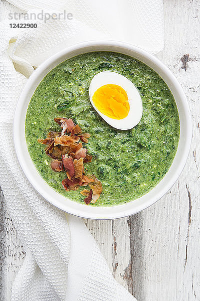 Spinach soup with egg and bacon