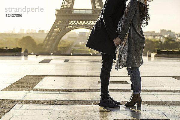 Sich küssendes Paar am Eiffelturm