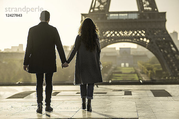Händchenhaltendes Paar in der Nähe des Eiffelturms