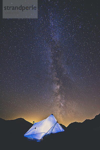 Tarp-Zelt unter dem Nachthimmel und Milchstraße in North Cascades National Park