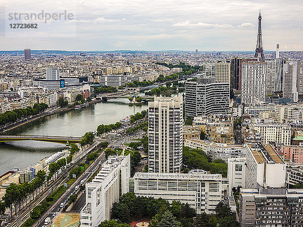Luftaufnahme von Paris und der Seine mit dem Eiffelturm im Hintergrund