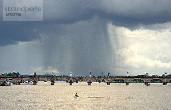 Frankreich,  Südwestfrankreich,  Bordeaux,  Steinbrücke über die Garonne,  Niederschlag