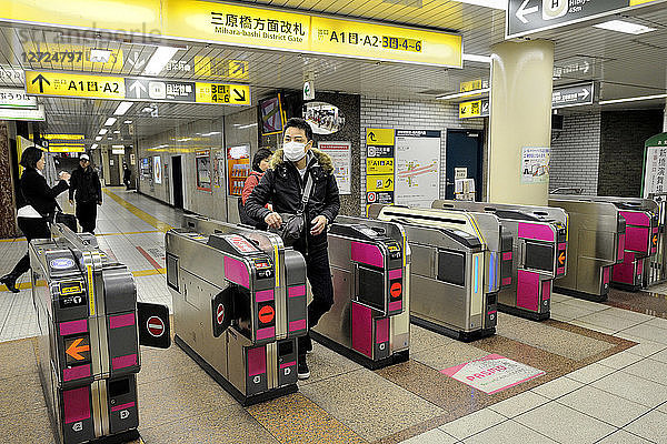 Japan,  Tokio,  automatische Schranken in der U-Bahn