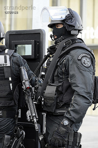 Polizei von BRI (Polizeipräfektur von Paris während eines Einsatzes auf dem Gelände der Bibliothek Francois Mitterrand in Paris) Frankreich