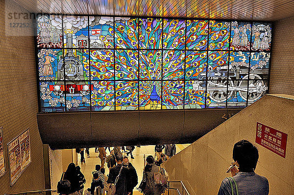 Japan,  Tokio,  U-Bahn-Dekoration in Shiodome