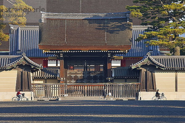 Japan,  Kyoto-Zentrum,  Kaiserpalast Kyoto,  frühmorgendliches Sonnenlicht,  das das Kenreimon-Tor beleuchtet