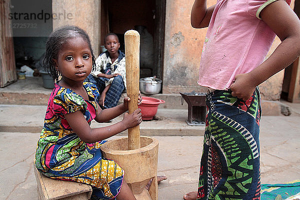Zubereitung von Lebensmitteln Stößel mit einem togolesischen Mädchen. Lome. Togo.