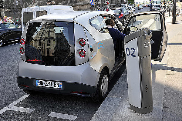 Frankreich,  Paris City,  Autolib-Station für Elektroautos,  Autovermietung mit Selbstbedienung.