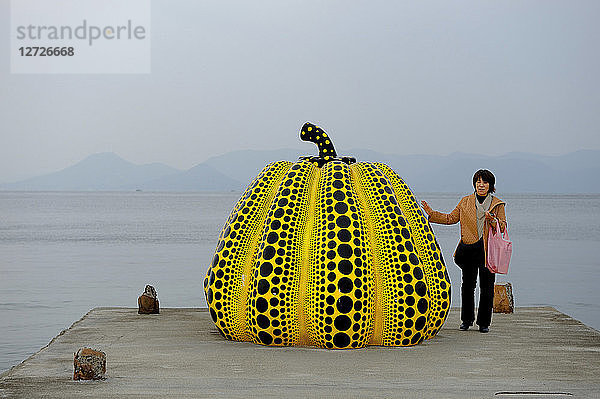 Japan,  Insel Naoshima,  Riesenskulptur eines Kürbisses der japanischen Künstlerin Yayoi Kusawa