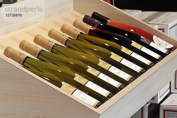 Elsässer Weinflaschen in einer Kiste,  Elsass,  Frankreich