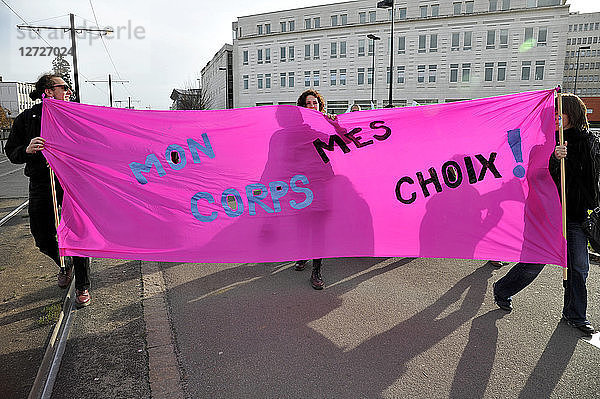 Frankreich,  Stadt Nantes,  Demonstration zur Verteidigung des Rechts der Frauen auf Abtreibung während der Feierlichkeiten zum 40. Jahrestag des Gesetzes,  das die Abtreibung erlaubt.