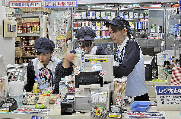 Japan,  Verkäuferinnen in einem Lebensmittelgeschäft in Nakatsugawa