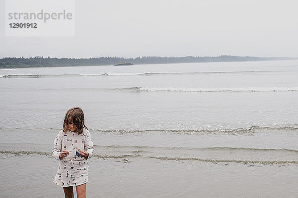 Mädchen am Strand,  Tofino,  Kanada