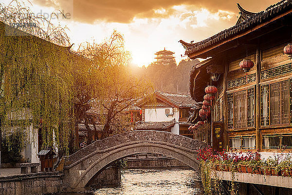 Altstadt von Lijiang bei Sonnenaufgang,  Yunnan,  China