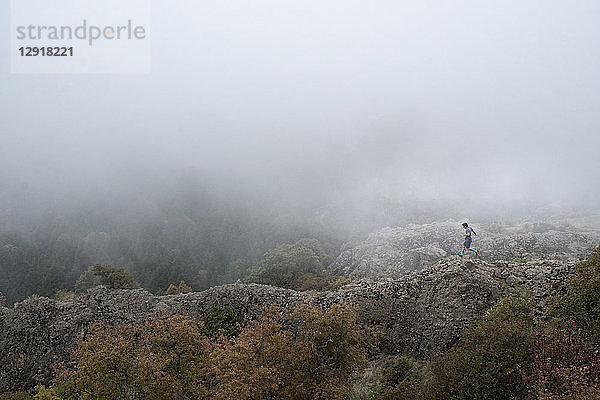 Mann läuft auf einem Bergrücken im Nationalpark El Chico,  Hidalgo,  Mexiko