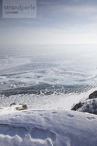 Wunderschöne Naturkulisse des zugefrorenen Baikalsees im Winter,  Gebiet Irkutsk,  Sibirien,  Russland