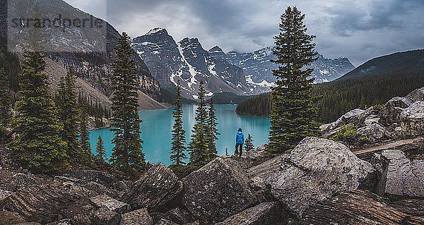 Landschaft mit Moraine Lake und Bergen der kanadischen Rocky Mountains,  Banff National Park,  Alberta,  Kanada