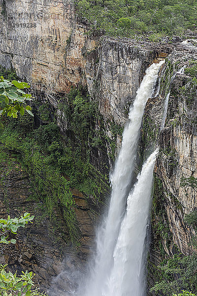 Majestätische Naturkulisse mit Wasserfall,  Chapada dos Veadeiros,  Goias,  Brasilien