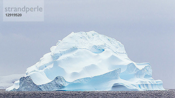Majestätische Polarlandschaft mit Eisberg im Meer,  Gerlache Strait,  Antarktische Halbinsel,  Antarktis