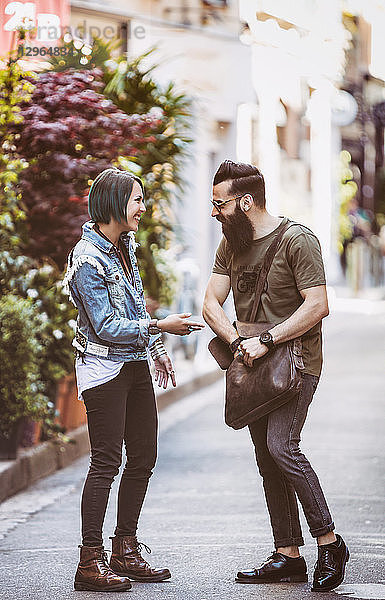 Junges Hipster-Paar geht die Straße entlang