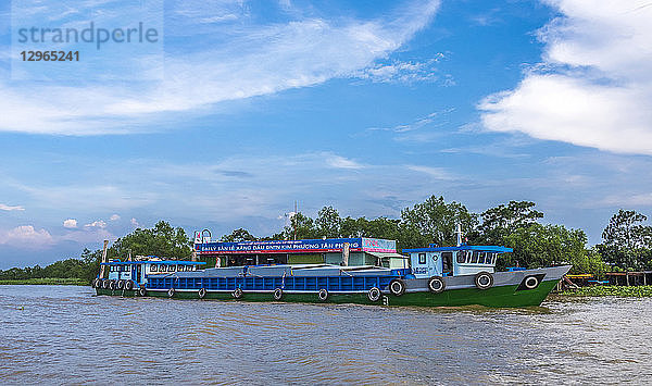Vietnam,  Mekong-Delta,  Vinh Long,  Lastkahn für den Warentransport vor einer schwimmenden Tankstelle