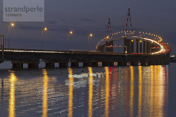 Frankreich,  Mündung der Loire,  Brücke von Saint-Nazaire bei Nacht.