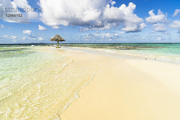 Strohhütte am Strand von Morpion's Island,  St-Vincent,  St. Vincent und die Grenadinen,  Kleine Antillen,  Westindische Inseln,  Inseln über dem Winde,  Karibik,  Mittelamerika