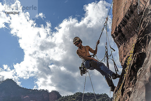 Bergsteiger beim Erklimmen von Felswänden,  Liming,  Yunnan,  China