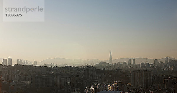 Verschwommenes Stadtbild und Skyline in der Abenddämmerung,  Seoul,  Südkorea