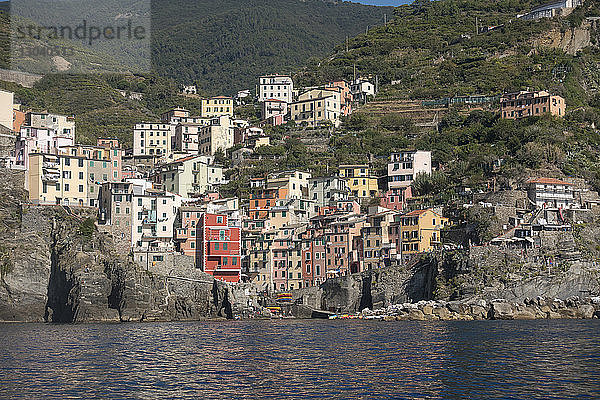 Wohngebäude auf einem Berg am Meer in den Cinque Terre