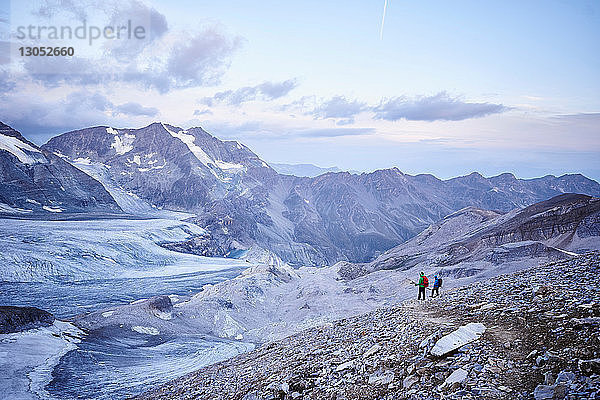 Wanderfreunde mit Blick auf Gletscher,  Mont Cervin,  Matterhorn,  Wallis,  Schweiz