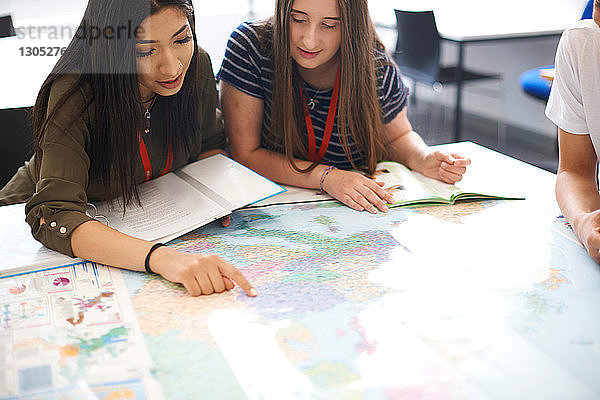 College-Studenten studieren Weltkarte im Klassenzimmer