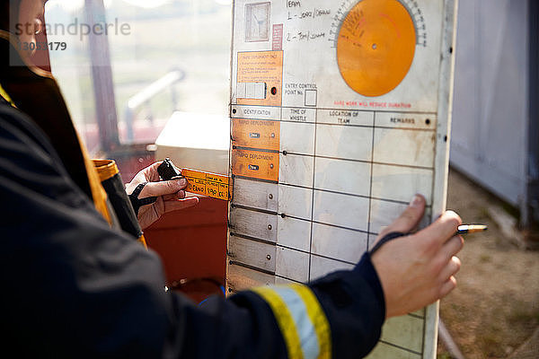 Feuerwehrmann betrachtet Karte im Ausbildungszentrum