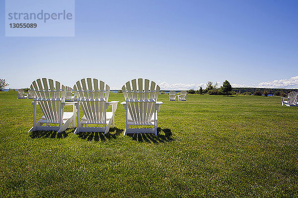 Stühle auf dem Feld gegen klaren Himmel an einem sonnigen Tag