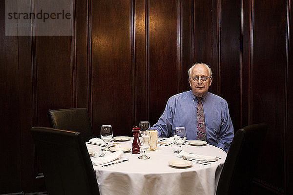 Porträt eines älteren Mannes im Restaurant sitzend